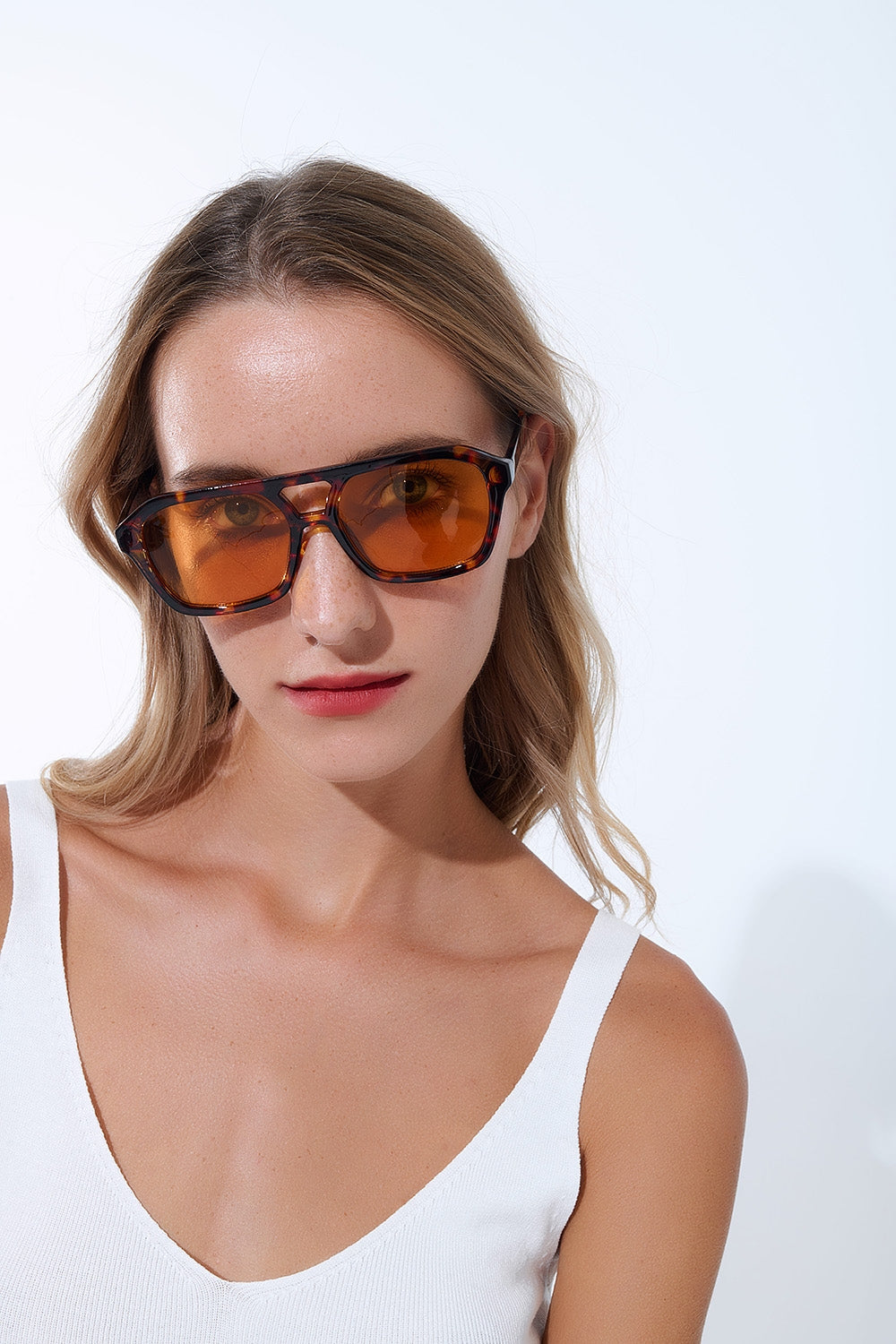 Lunettes de soleil rétro avec monture en écaille de tortue marron et verres orange