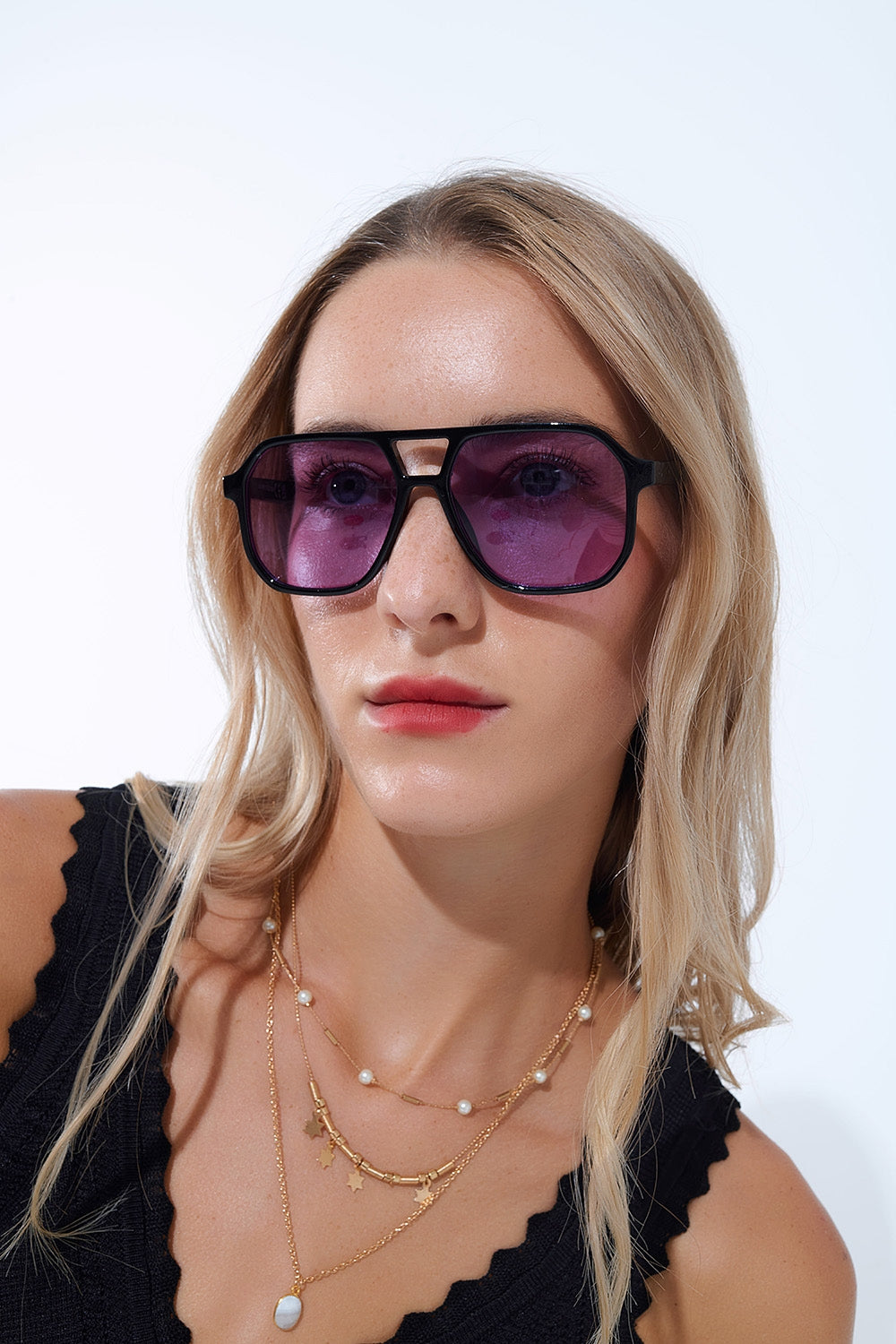Q2 Lunettes de soleil rétro avec monture noire et verres violets