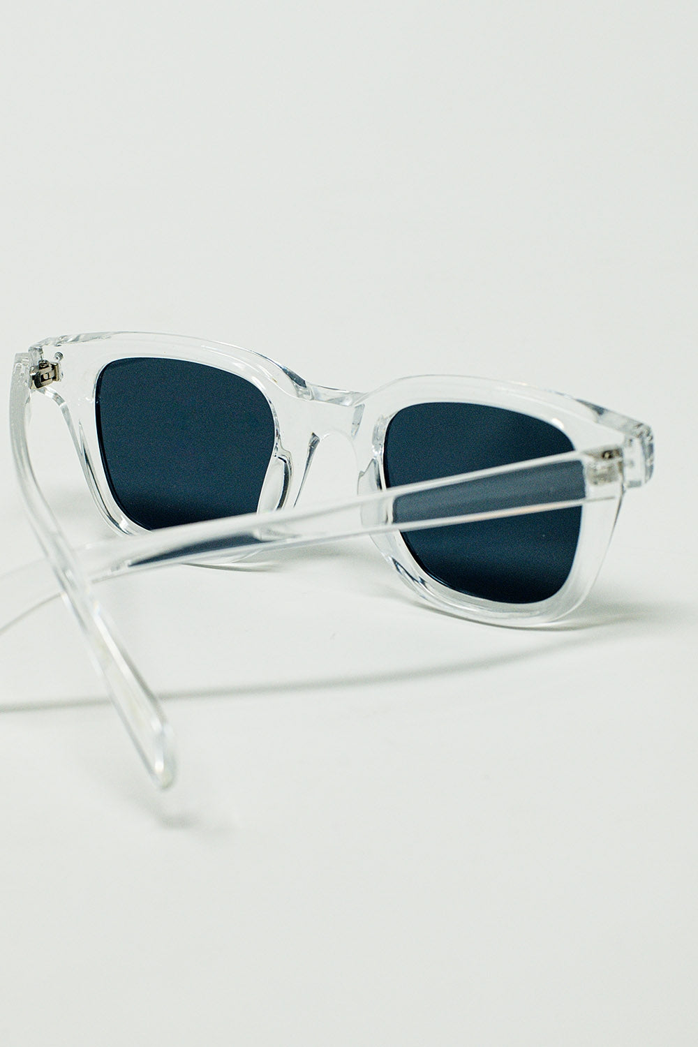 Lunettes de soleil rétro rondes avec verre noir fumé et monture transparente
