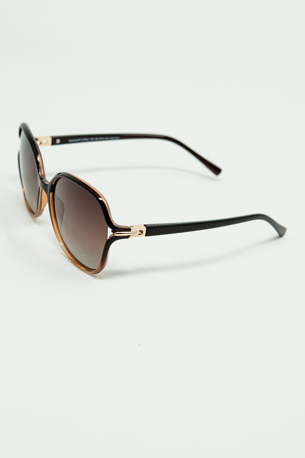 Lunettes de soleil rondes de couleur caramel avec détails en métal doré