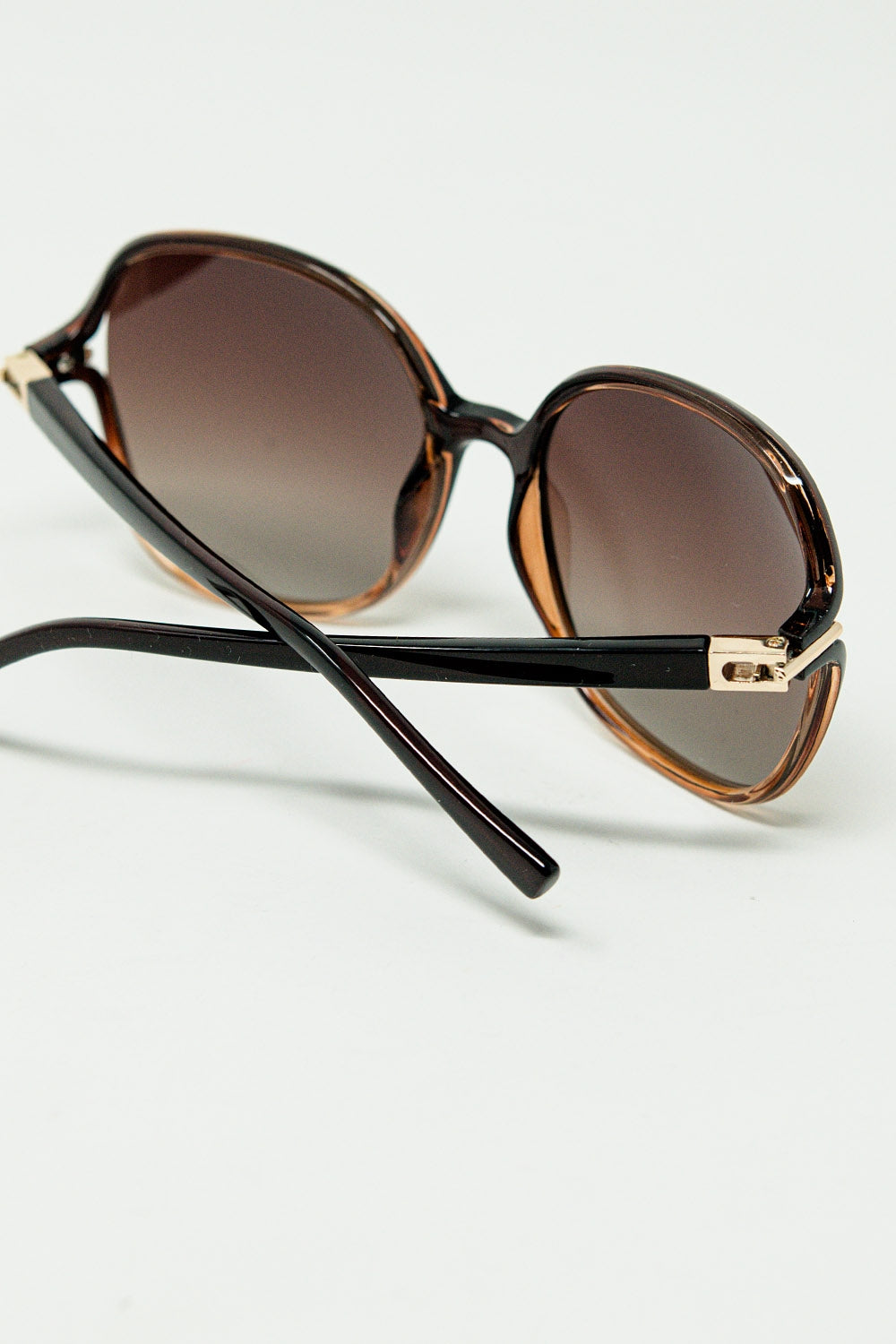 Lunettes de soleil rondes de couleur caramel avec détails en métal doré