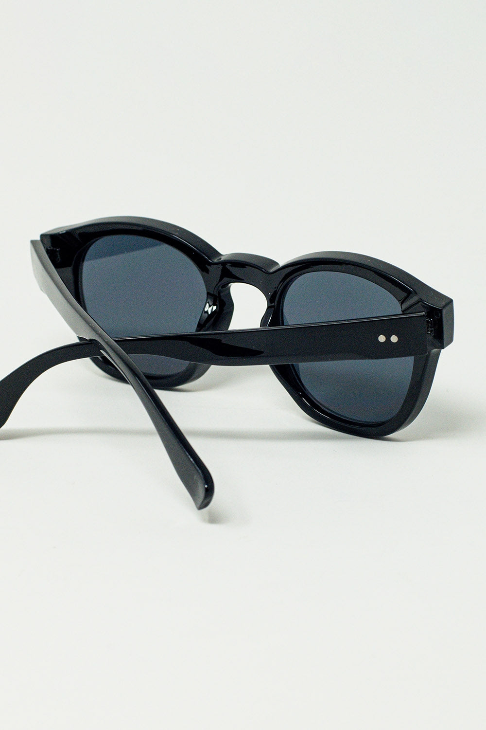 Lunettes de soleil rondes des années 90 avec verres teintés noirs et monture noire
