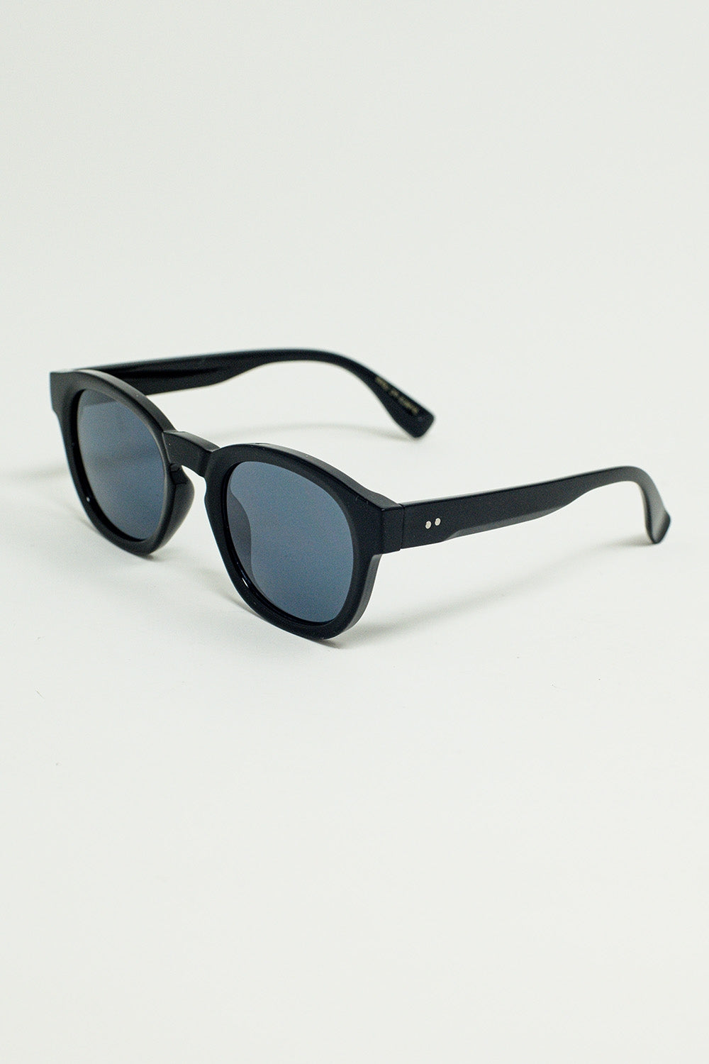 Lunettes de soleil rondes des années 90 avec verres teintés noirs et monture noire