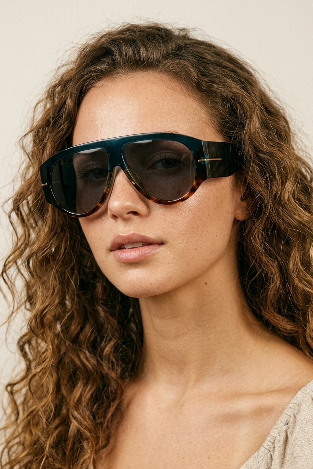 Lunettes de soleil surdimensionnées avec monture bouclier et dégradé bleu marine bordure écaille de tortue
