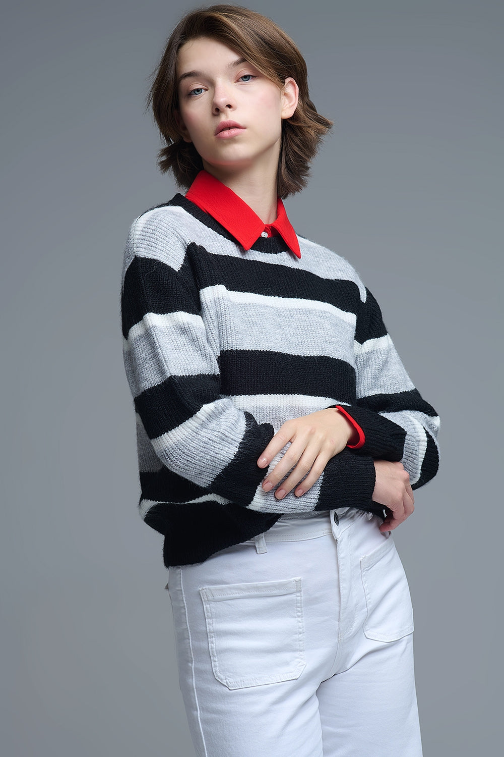 Maillot noir à rayures blanches et grises