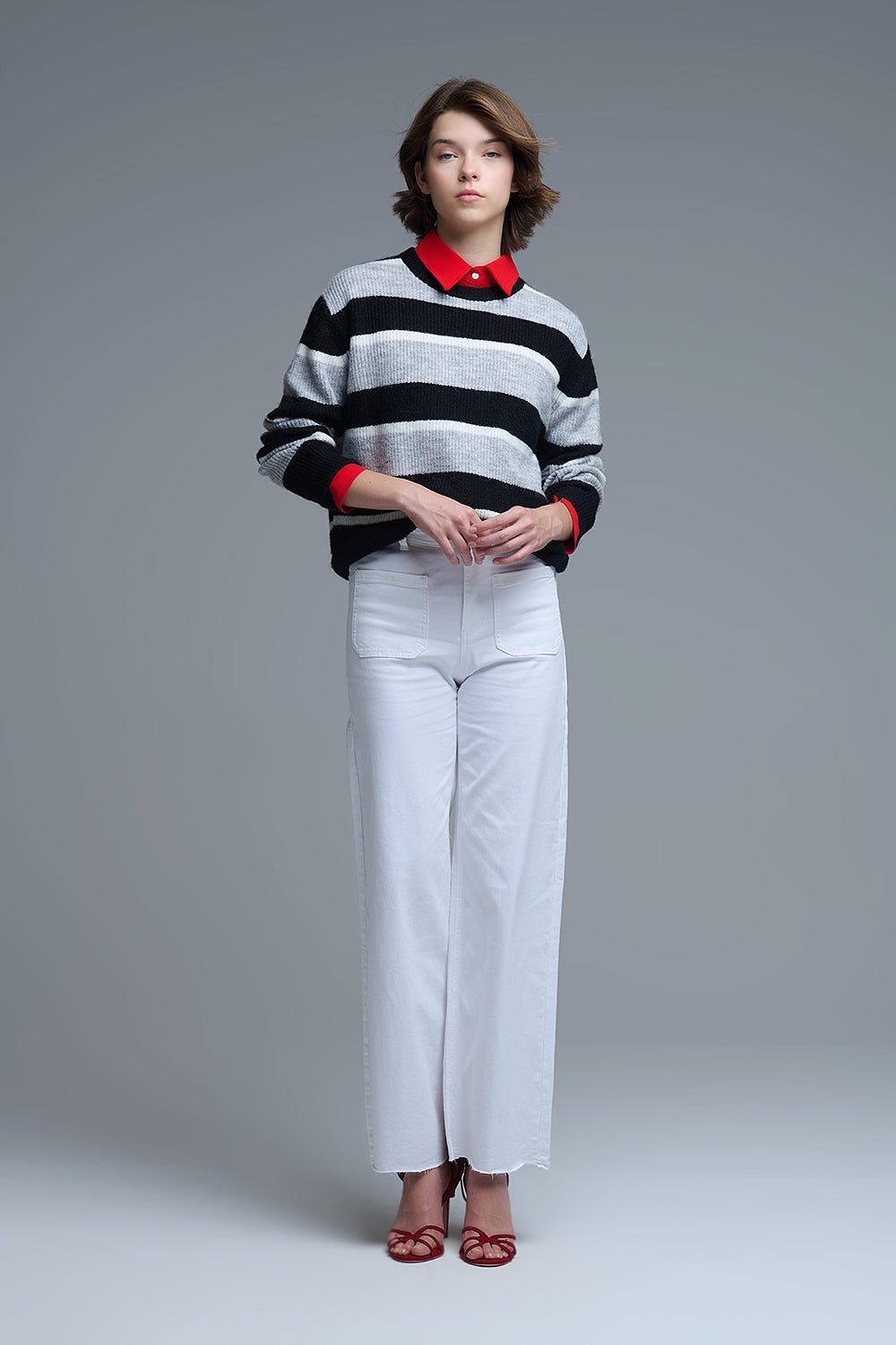 Maillot noir à rayures blanches et grises