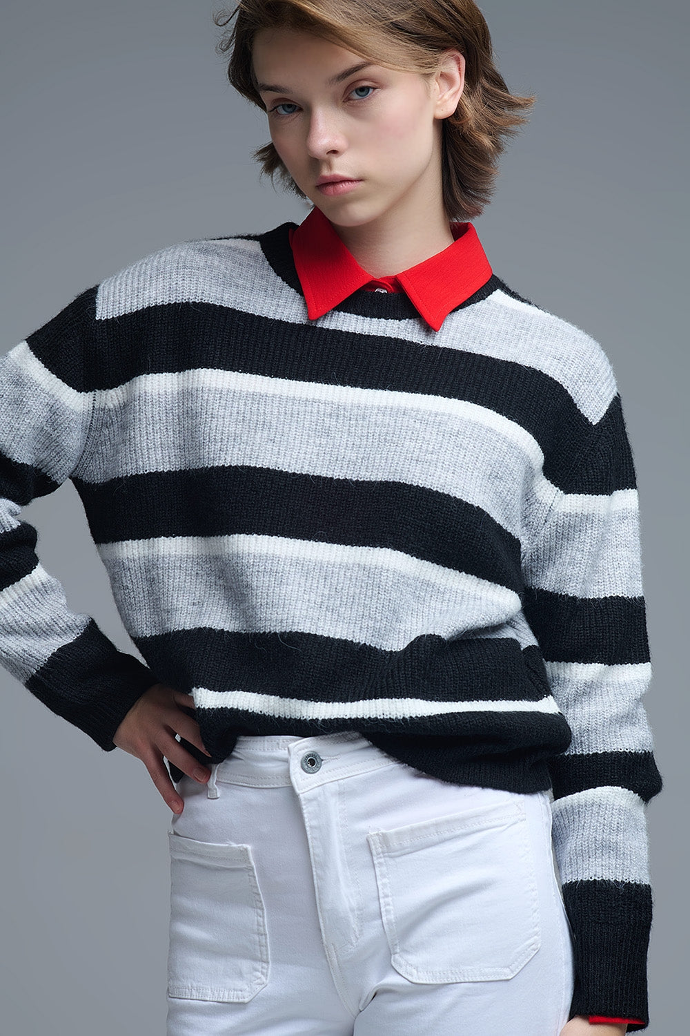 Maillot noir à rayures blanches et grises