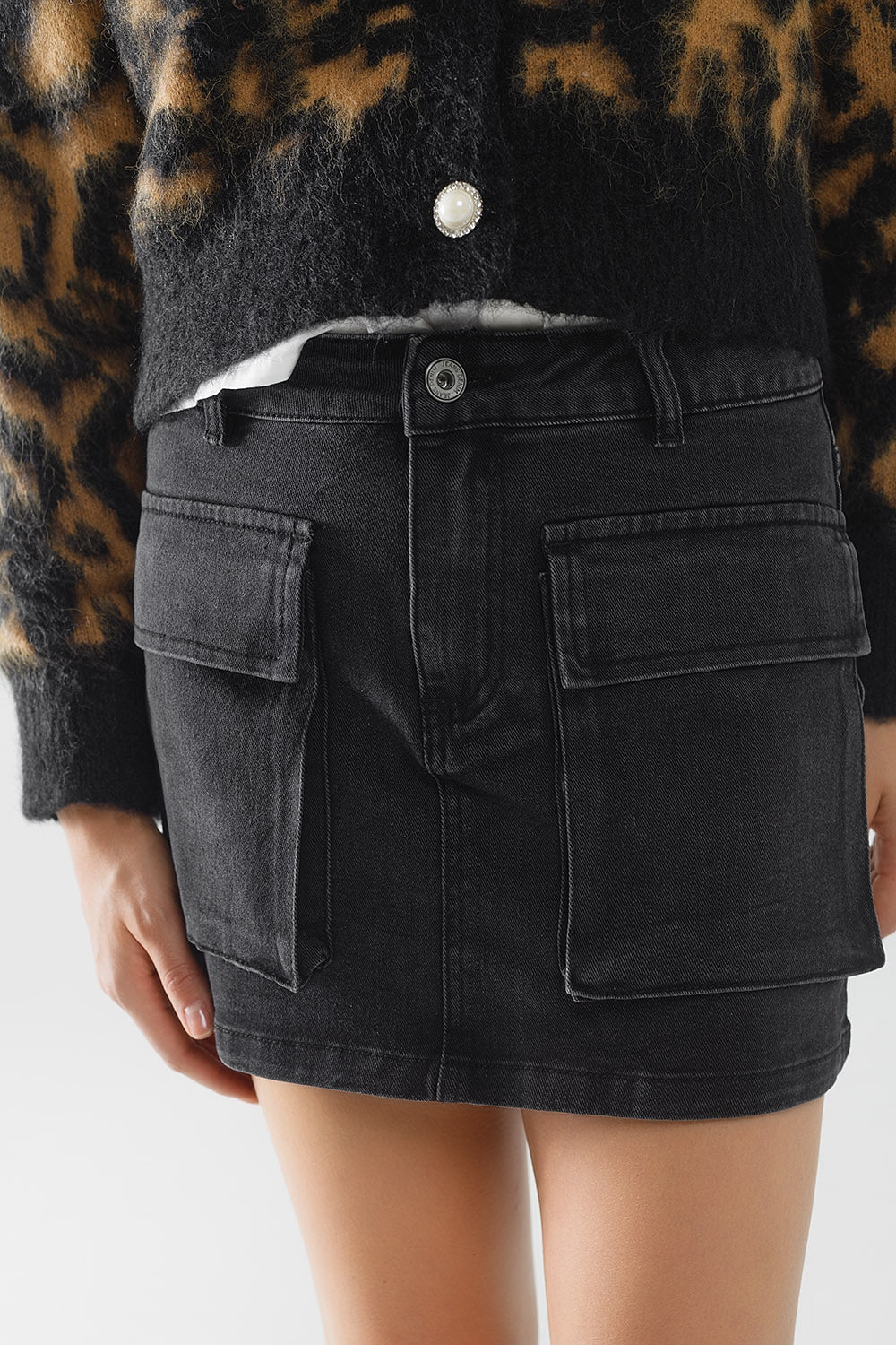 Mini-jupe en denim noir avec poches cargo