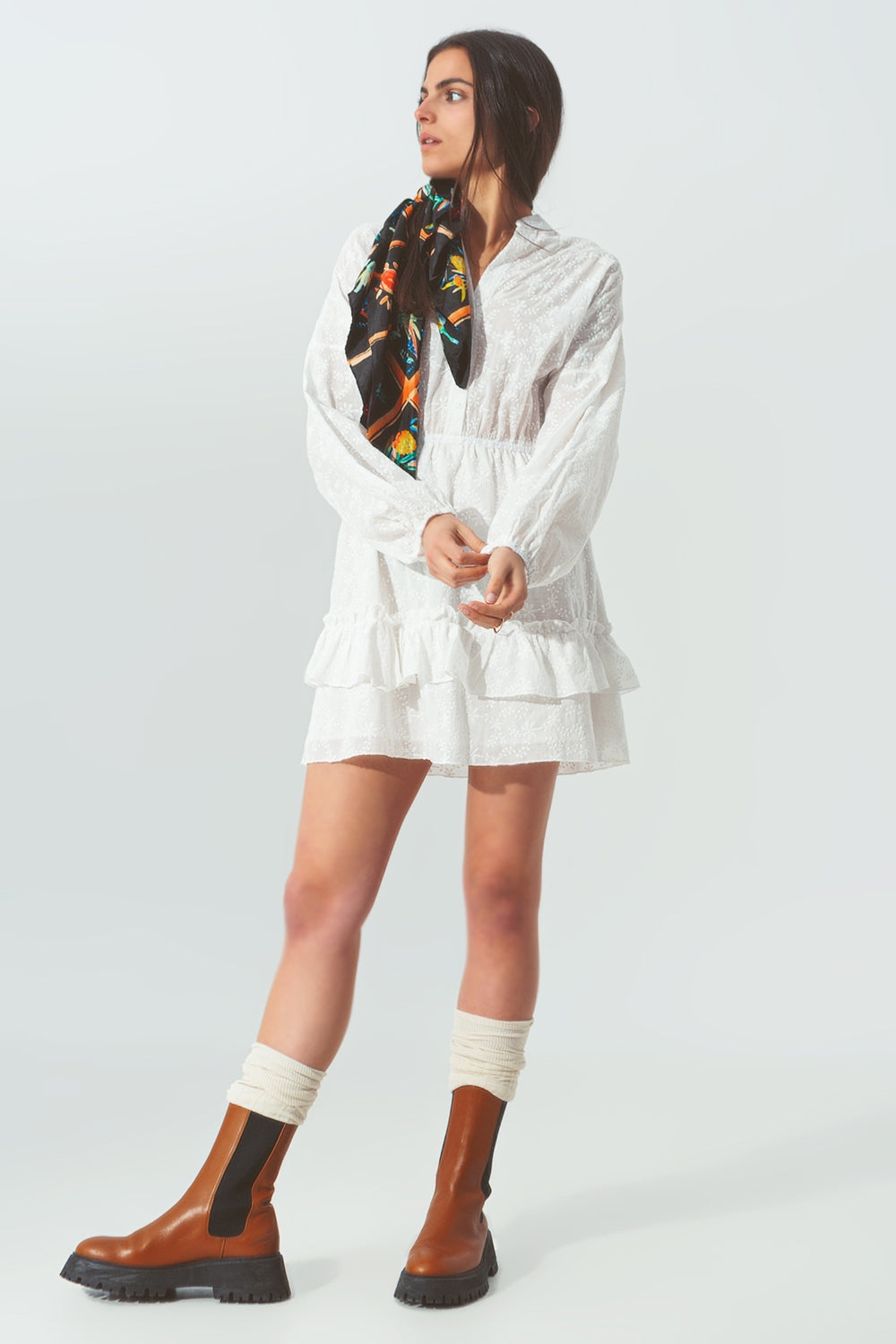 Q2 Mini robe brodée à volants en blanc