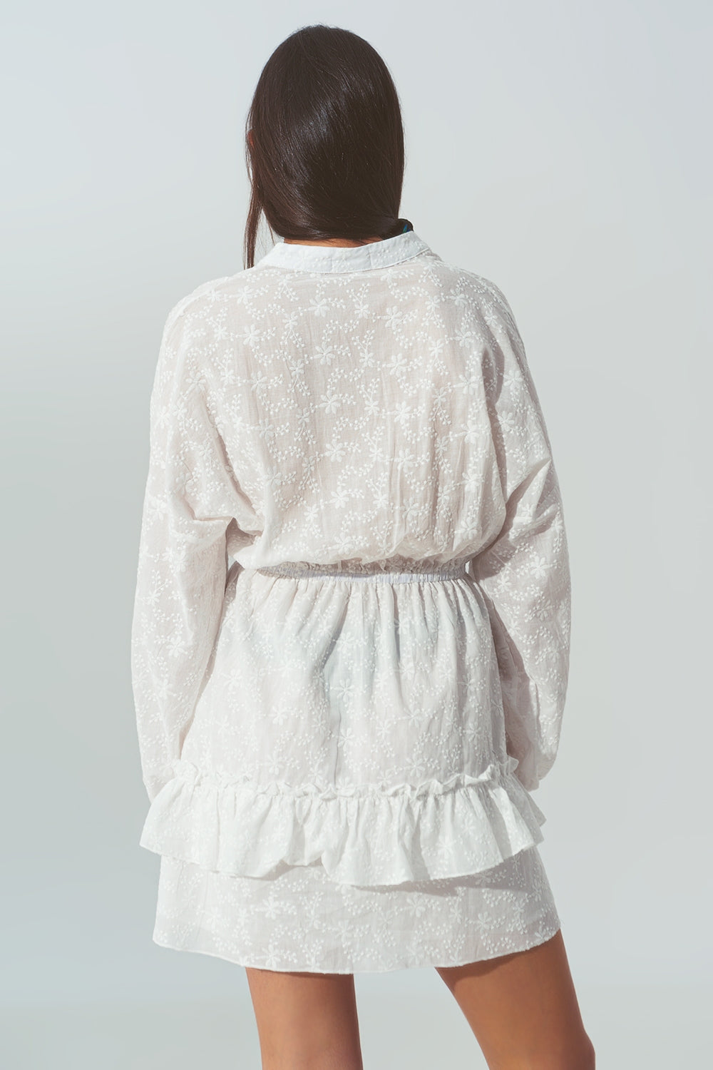 Mini robe brodée à volants en blanc