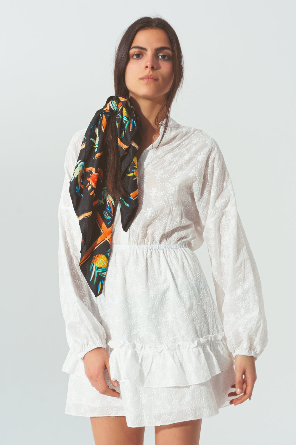 Mini robe brodée à volants en blanc