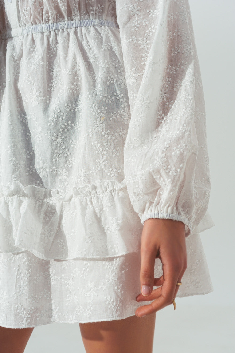 Mini robe brodée à volants en blanc
