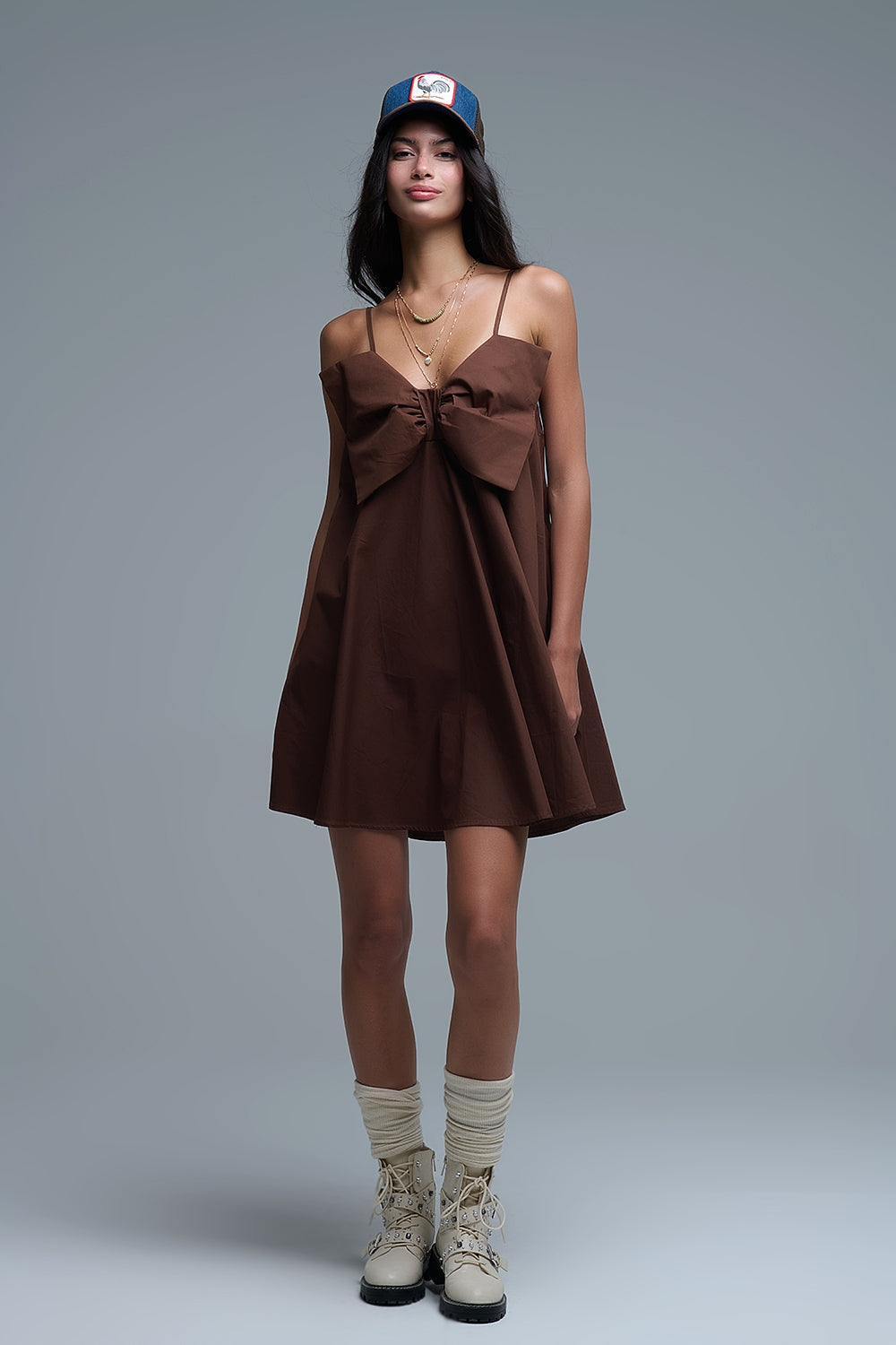 Mini robe en popeline marron avec un gros nœud