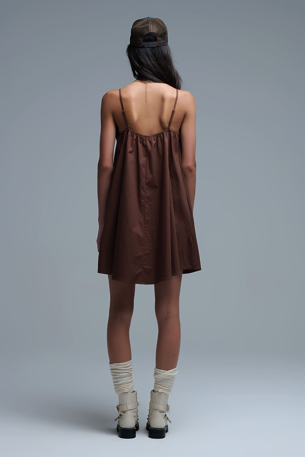 Mini robe en popeline marron avec un gros nœud