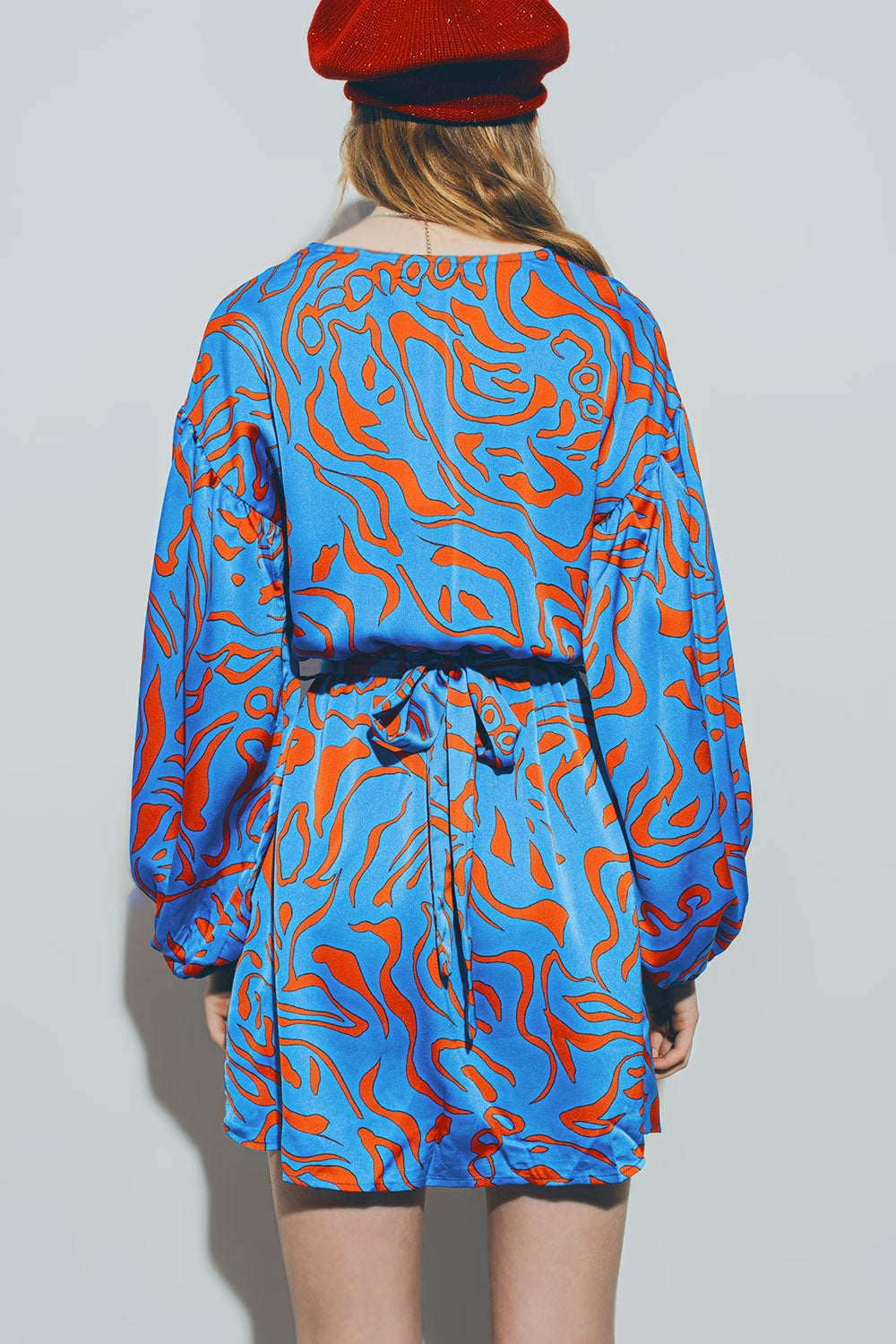 Mini robe en satin à col en V en bleu