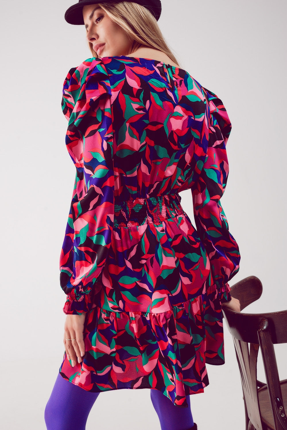 Mini robe noire à manches bouffantes