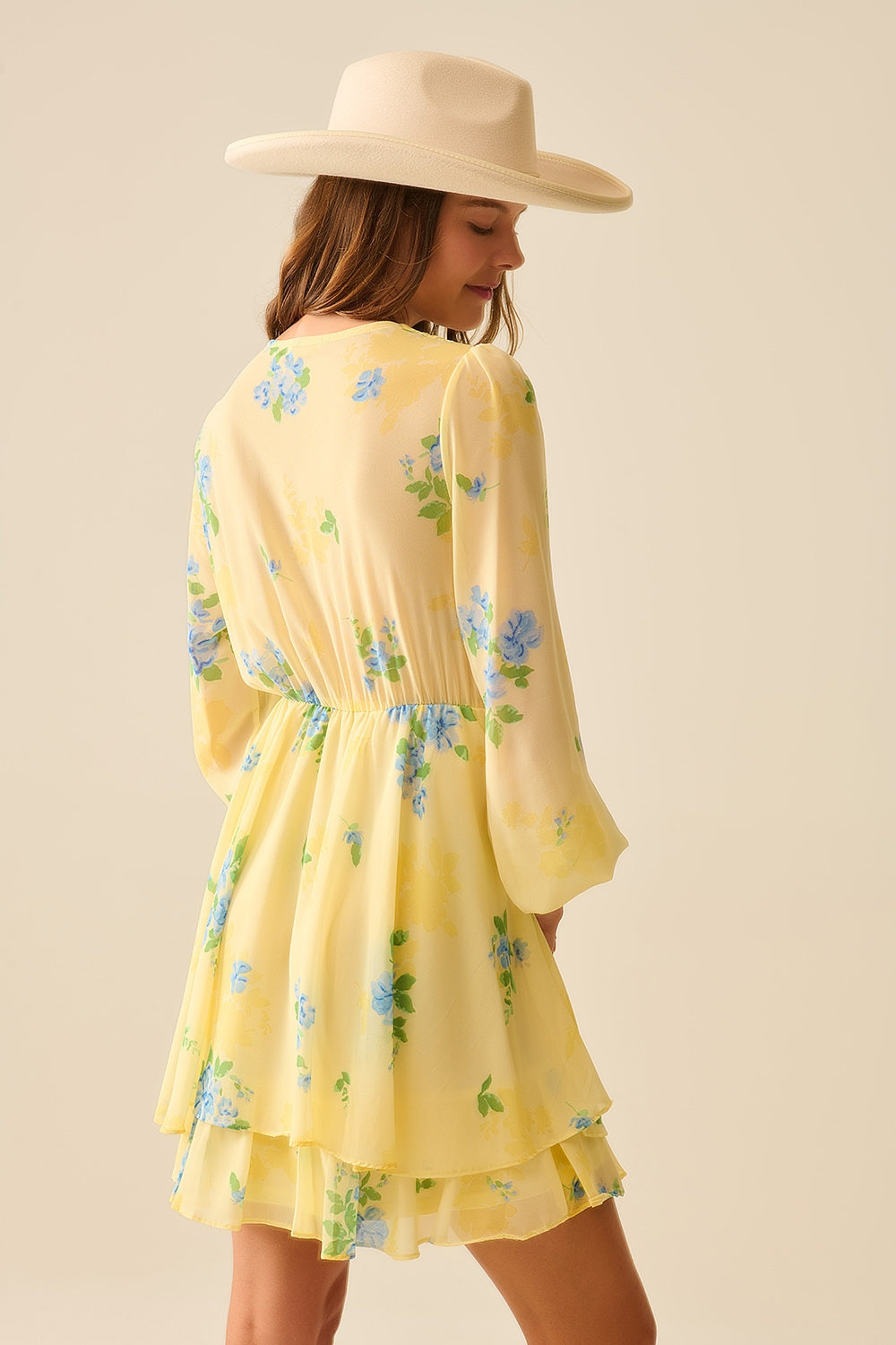 Mini-robe printanière jaune beurre à motifs froncés