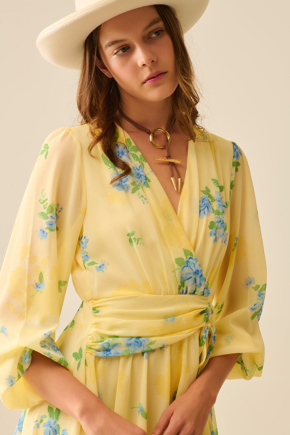 Mini-robe printanière jaune beurre à motifs froncés