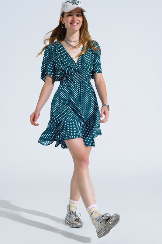 Q2 Mini robe verte avec taille cintrée sur le devant et imprimé floral