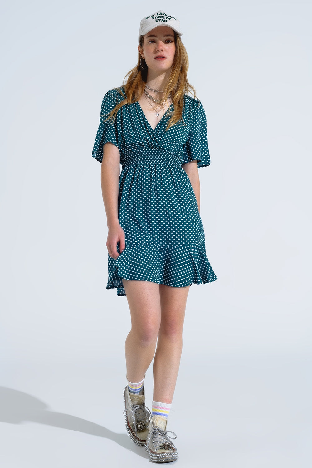 Mini robe verte avec taille cintrée sur le devant et imprimé floral