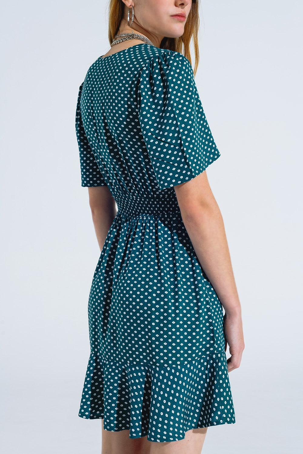 Mini robe verte avec taille cintrée sur le devant et imprimé floral