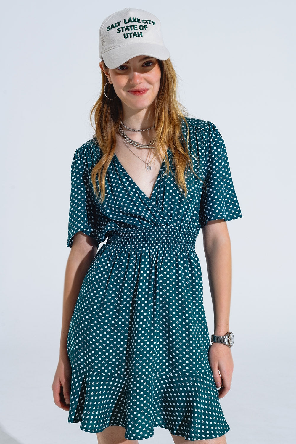 Mini robe verte avec taille cintrée sur le devant et imprimé floral