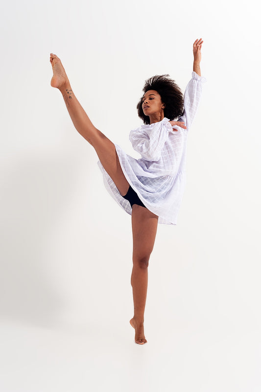Q2 Mini robe volumineuse à volants en blanc