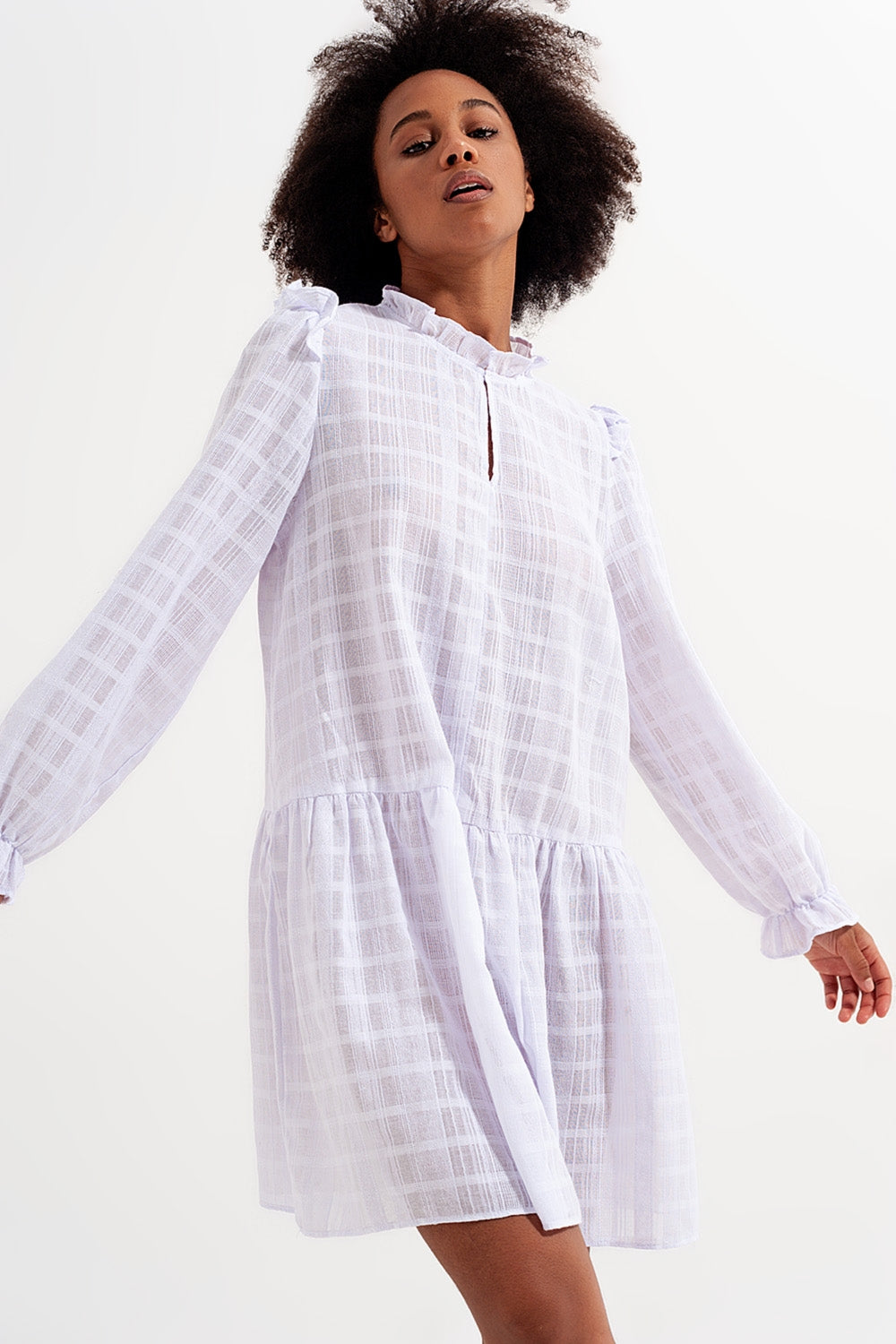 Mini robe volumineuse à volants en blanc