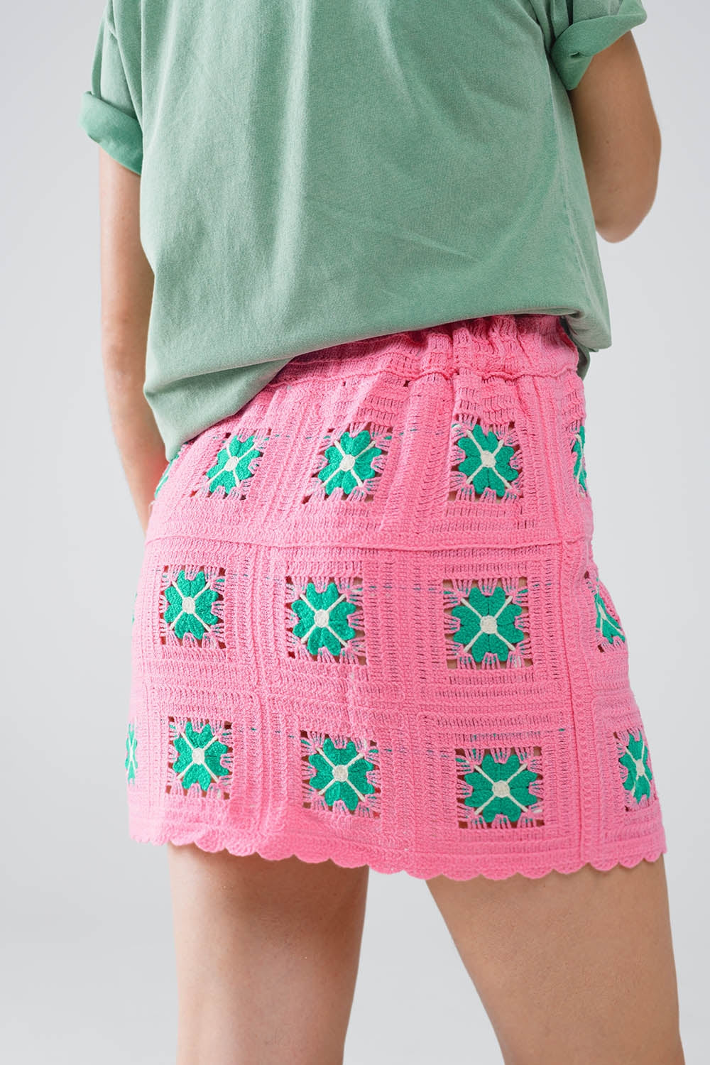 Minijupe en crochet rose avec fleurs turquoises