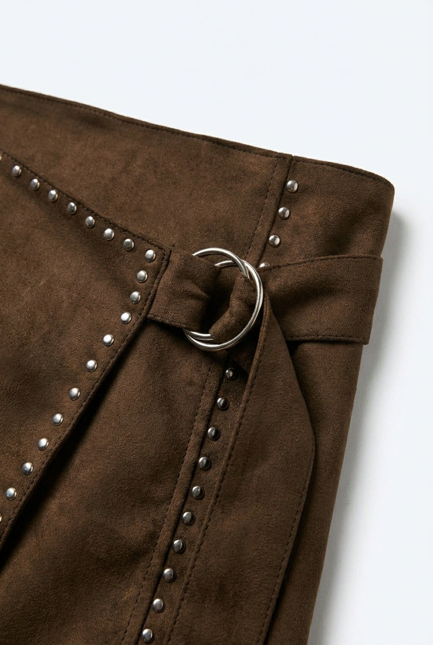 Minijupe enveloppante cloutée marron avec ceinture