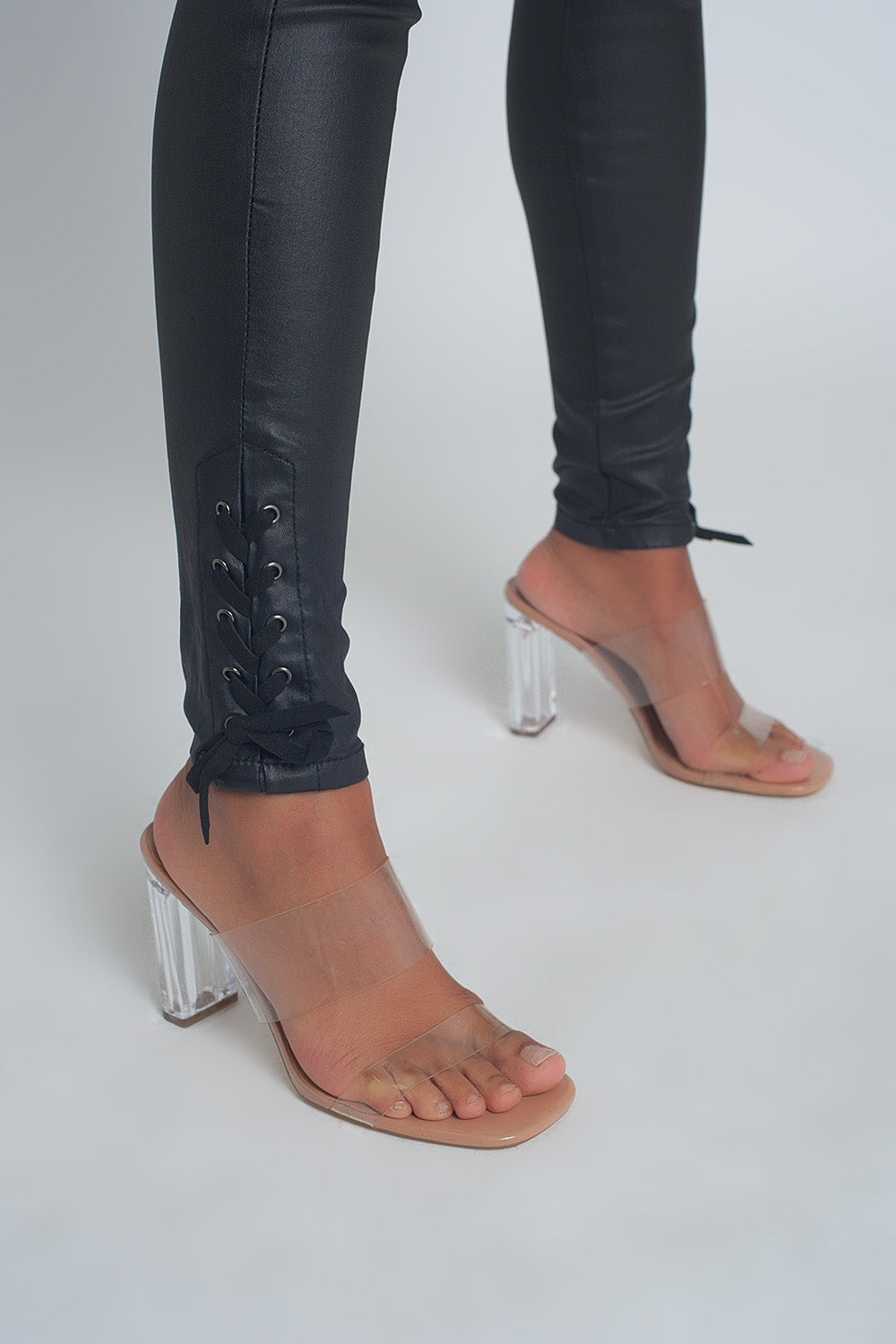 Pantalon à effet cuir noir avec laçage