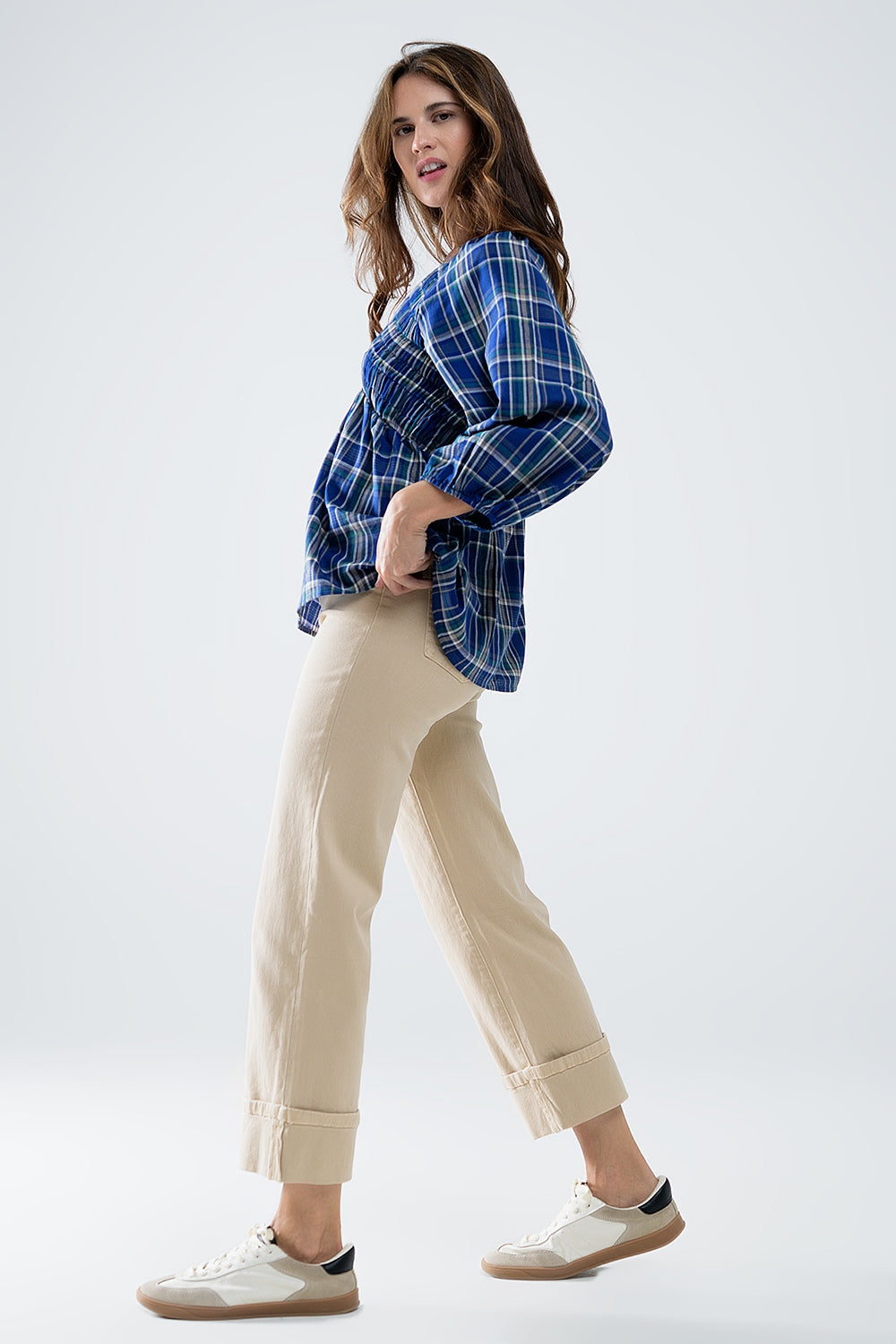 Pantalon à jambe droite et ourlet court en beige foncé