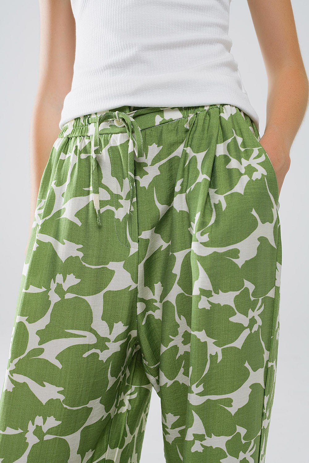 Pantalon à taille élastiquée avec imprimé floral vert