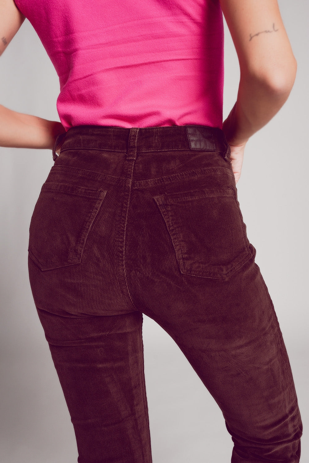 Pantalon ajusté en velours de coton côtelé marron chocolat