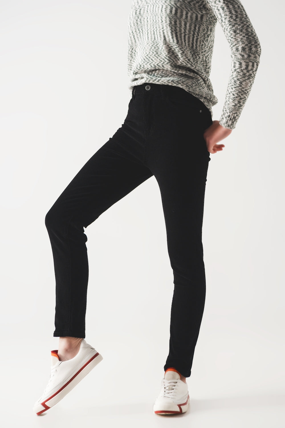 Q2 Pantalon ajusté en velours de coton côtelé noir