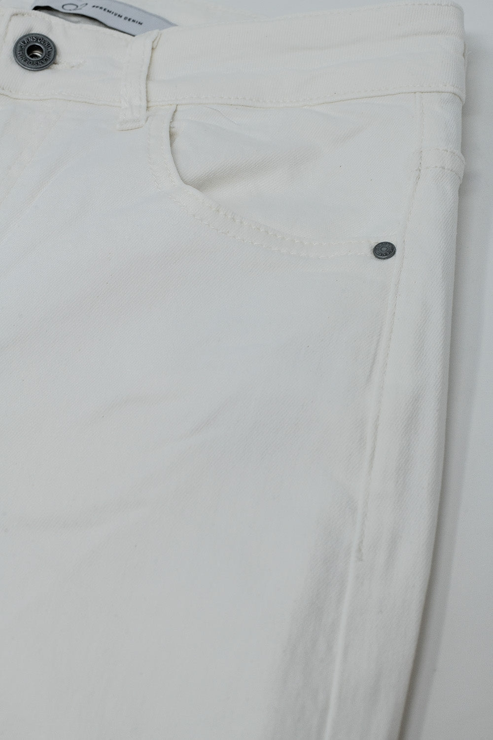 Pantalon blanc à jambe large et à taille haute