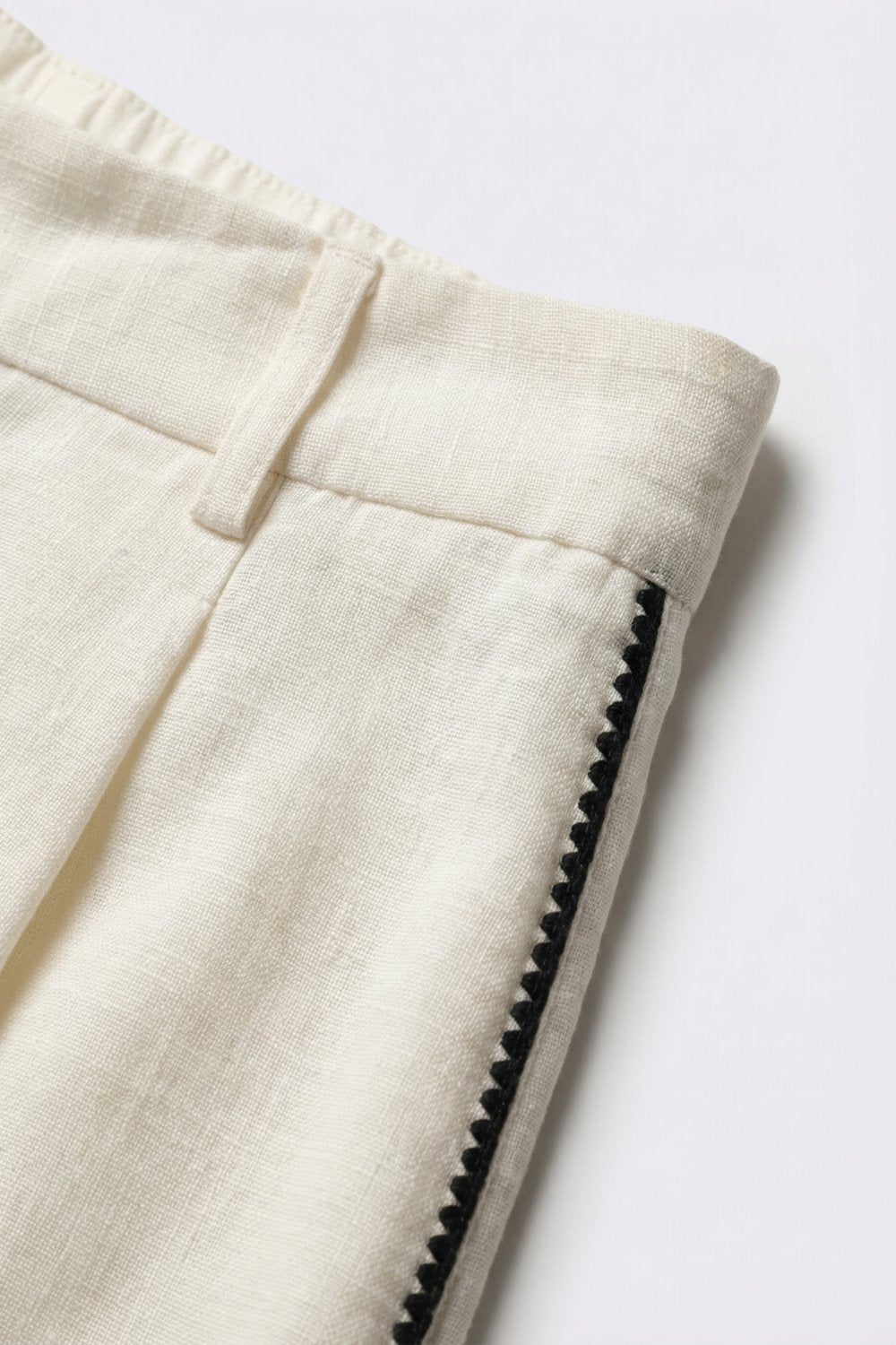 Pantalon blanc large avec détail latéral en zig-zag bleu marine
