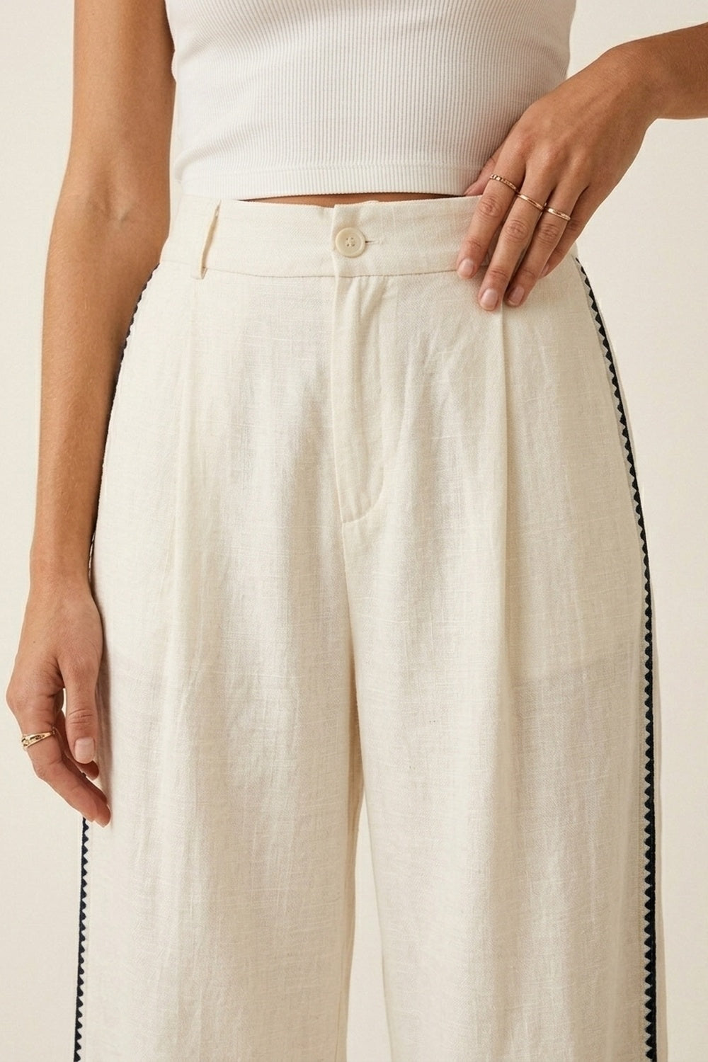 Pantalon blanc large avec détail latéral en zig-zag bleu marine