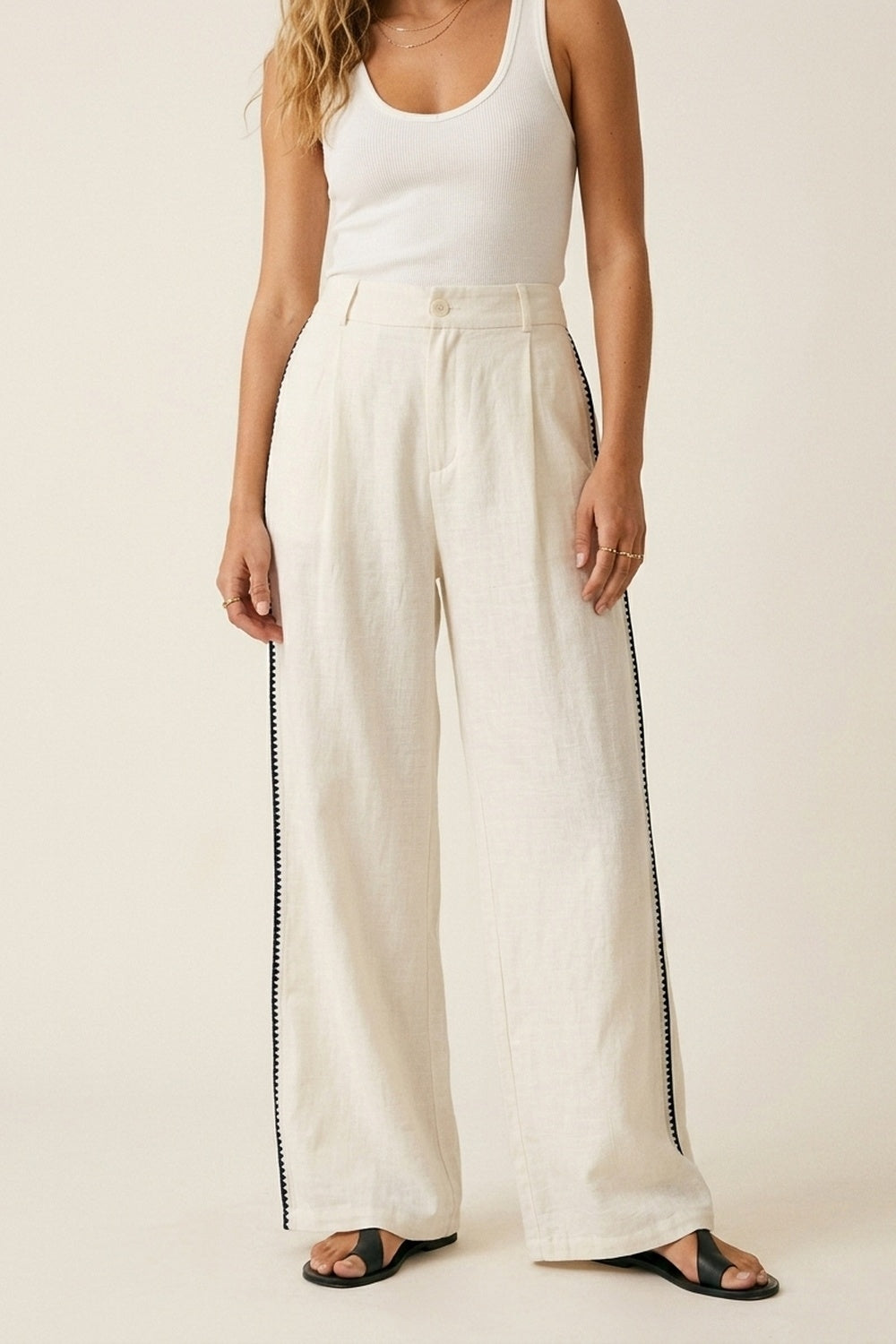 Pantalon blanc large avec détail latéral en zig-zag bleu marine