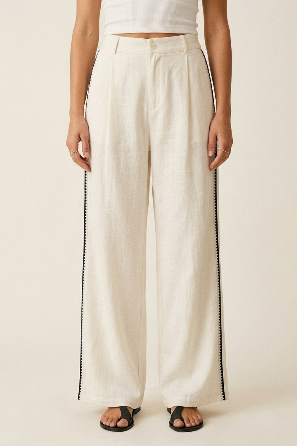 Q2 Pantalon blanc large avec détail latéral en zig-zag bleu marine