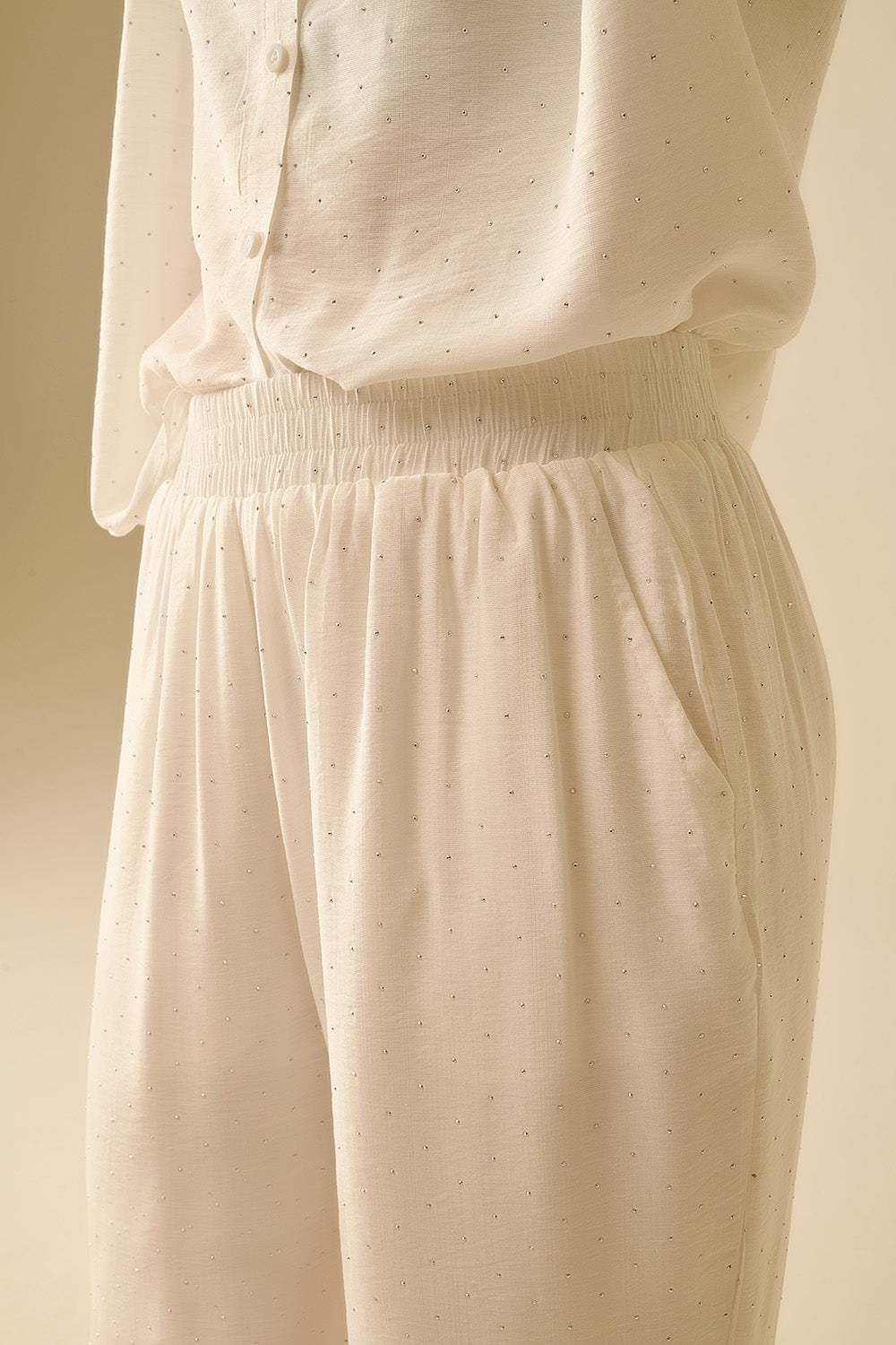 Pantalon blanc léger à jambes larges avec détails en strass