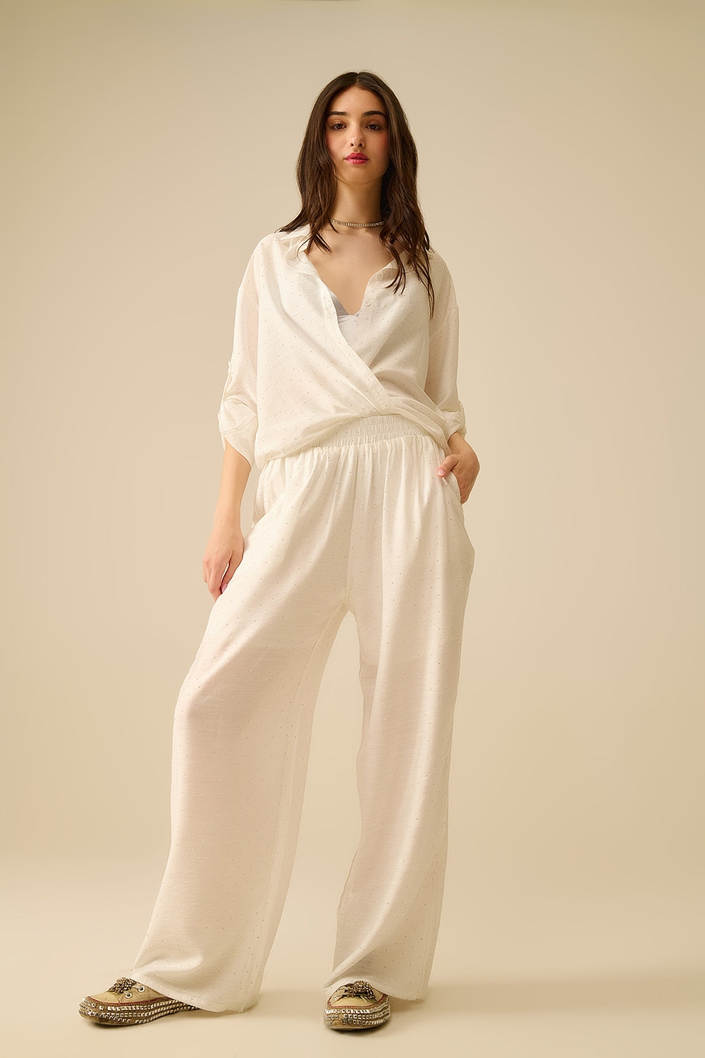 Pantalon blanc léger à jambes larges avec détails en strass