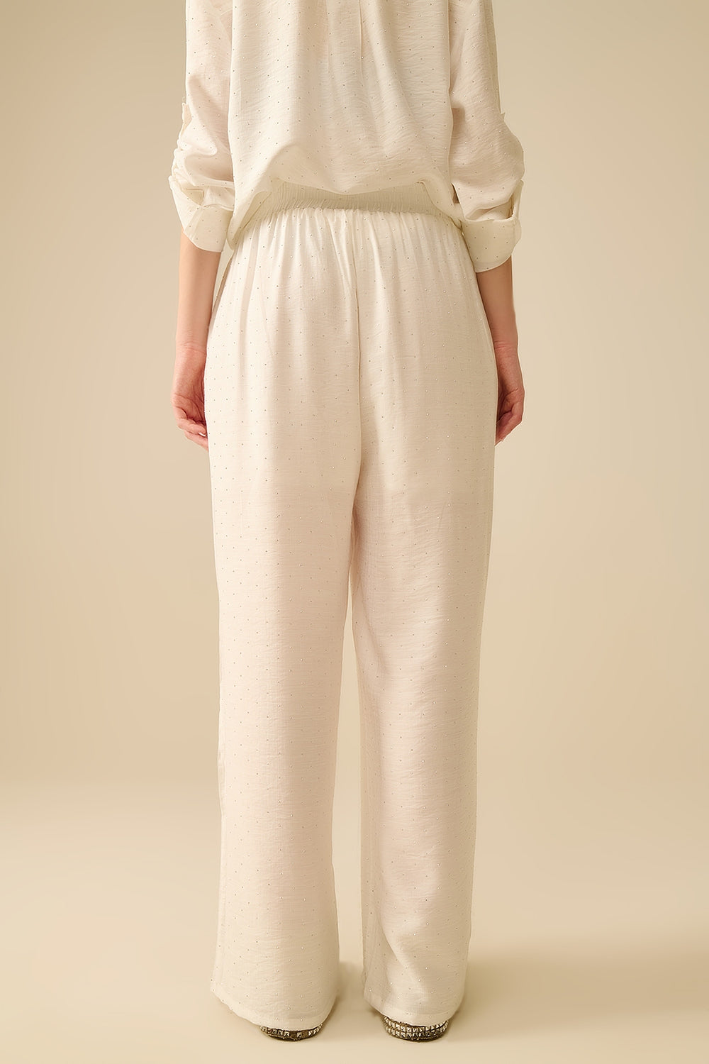 Pantalon blanc léger à jambes larges avec détails en strass