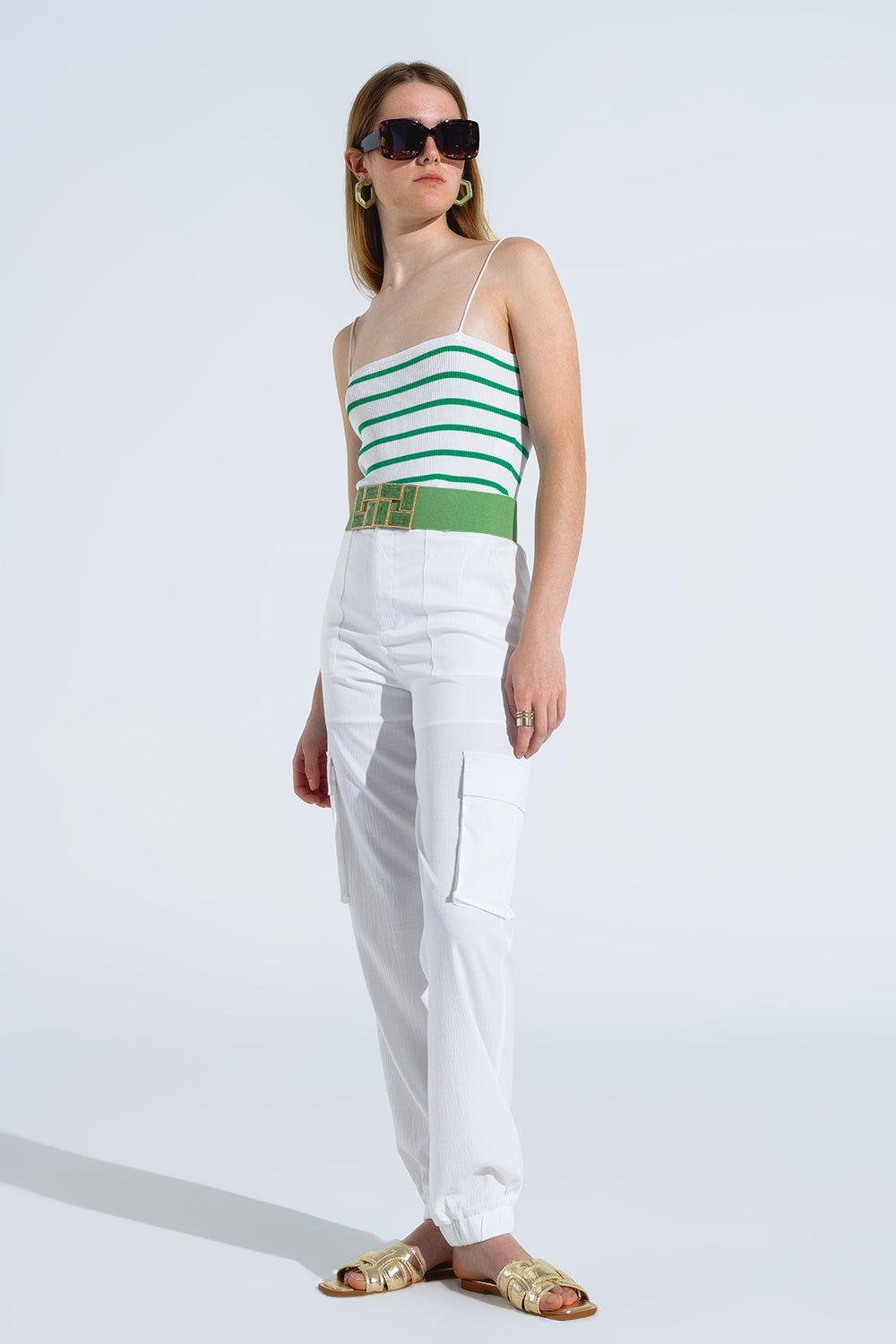 Pantalon blanc satin avec poches latérales et anneaux de ceinture