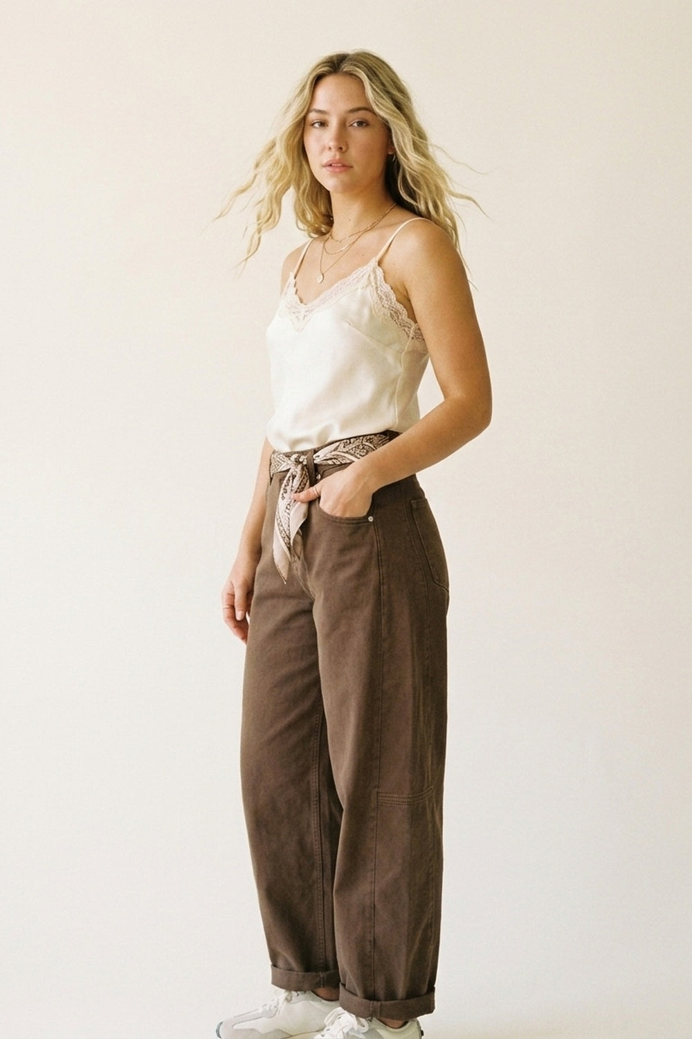 Pantalon Camel large en twill décontracté style tonneau