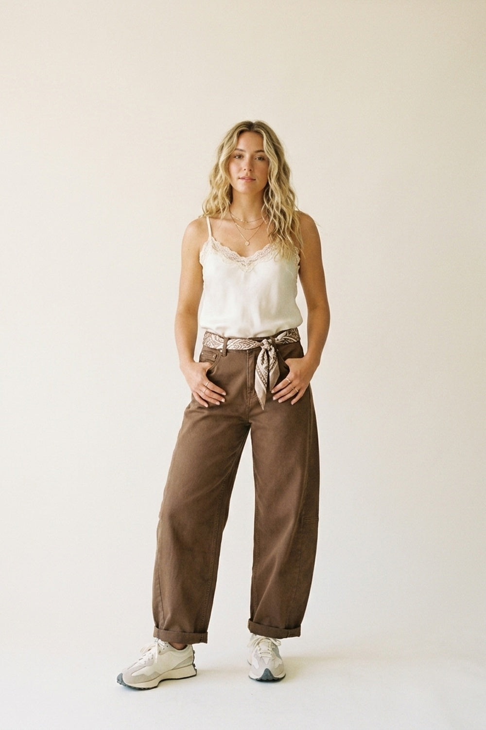 Pantalon Camel large en twill décontracté style tonneau