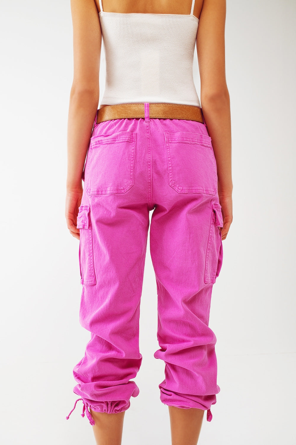 Pantalon cargo avec extrémités à pompons en fuchsia