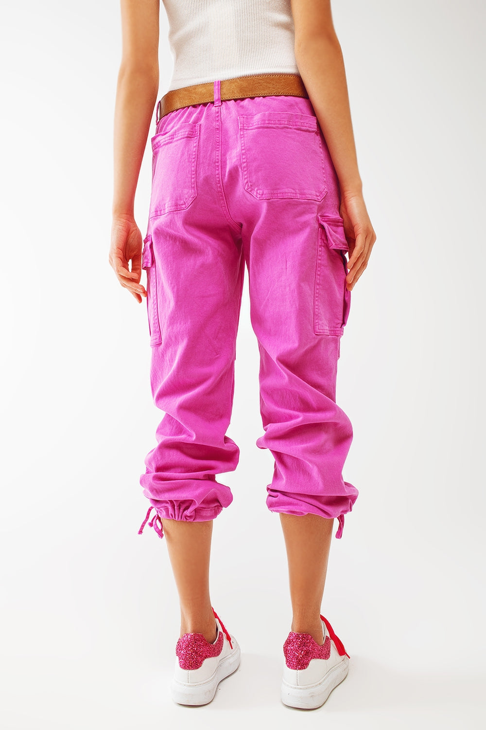 Pantalon cargo avec extrémités à pompons en fuchsia