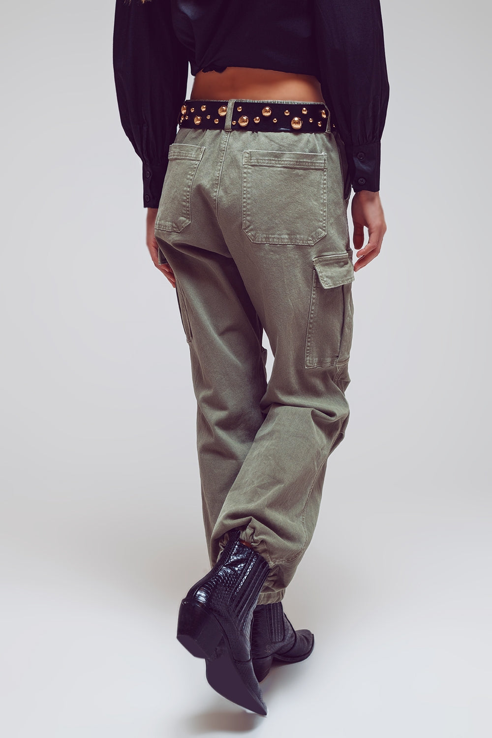 Pantalon cargo avec extrémités à pompons en vert militaire