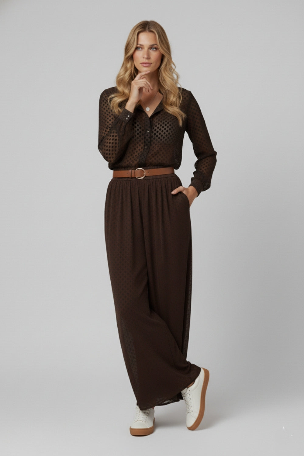 Pantalon chic à pois transparents marron avec poches latérales